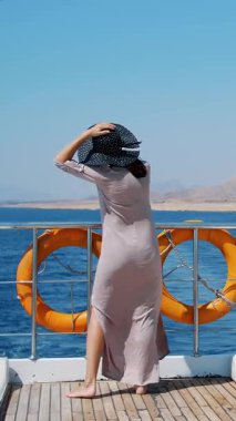 Çöl ve denizin birleşimi. Yaz, güzel deniz manzarası. Dağlar ve deniz.