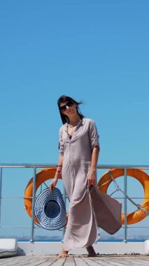 Çöl ve denizin birleşimi. Yaz, güzel deniz manzarası. Dağlar ve deniz.