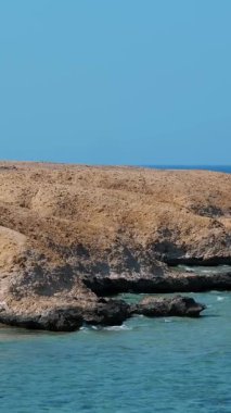 Çöl ve denizin birleşimi. Yaz, güzel deniz manzarası. Dağlar ve deniz.