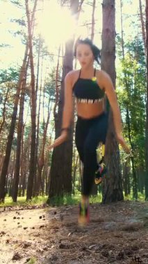 Güzel, atletik, seksi genç kadın, Koç, eğitmen, egzersiz, fitness trx sistemi, Trx askı kayışları ile egzersizleri yapıyor gerçekleştirir. Çam ormanı içinde yaz, güneş ışınları.