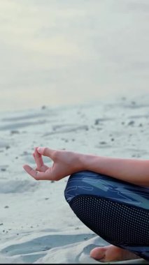 Gevşeme yoga poz deniz sahilde oturan kadın. Portre.