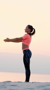 Meditasyon, pratik yoga arasında kum, plaj, deniz, nehir, şafak vakti, gündoğumu, tatlı, sağlıklı, genç güzel kadın