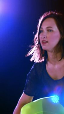 atletik genç kadın, halter yükseltir, halter ile mekik yok. Geceleri, hangarda bir eski terk edilmiş, Bina hafif duman, siste çok renkli projektörler ışığında