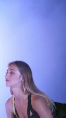 atletik, güzel, seksi bir kadın ile Halter egzersiz, bu yükseltir. Geceleri hafif duman, sis, çok renkli projektörler ışığında içinde binayı terk edilmiş bir.