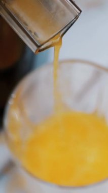 yakın çekim, juicer gelen taze sıkılmış portakal suyu bir bardak akar. Yukarıdan görüntülemek
