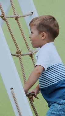 Çocuk, dört yaşında bir çocuk oyun parkında çocukların merdivenlerini çıkıyor. Aile boş zamanlarını birlikte geçirir..