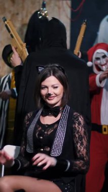 Cadılar Bayramı partisi, fotoğraf çekimi, korkunç kostümler giymiş genç insanlar ve korkunç bir makyaj..