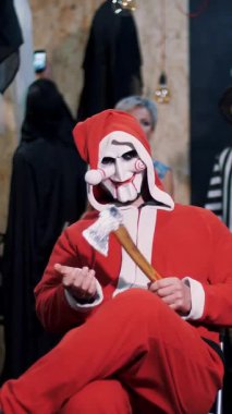 Cadılar Bayramı partisi, fotoğraf çekimi, korkunç kostümler giymiş genç insanlar ve korkunç bir makyaj..