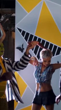 Cadılar Bayramı partisi, disko, gençler dans ediyor, herkes Cadılar Bayramı için korkunç kostümler giyiyor..