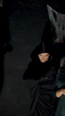 Cadılar Bayramı partisi, gece, alacakaranlık, ışık ışınları, gençlerin seyirci korkutmak, herkes korkunç kostümleri Cadılar Bayramı için giyinmiş.