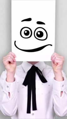 Portre, gencin elinde mutlu bir gülümseme çizimi, animasyonu ve yüzü olan beyaz bir kağıt tutuyordu. Hayal gücü, yaratıcılık, başarılı fikir konsepti. işletme, eğitim.