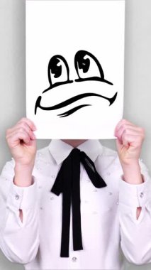 Portre, gencin elinde sıkılmış gülümseyen çizimler, animasyonlar ve yüzü kaplanmış beyaz kağıt çarşaf vardı. Hayal gücü, yaratıcılık, başarılı fikir konsepti. işletme, eğitim.