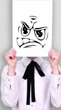 Portre, genç elinde kızgın gülücük çizimi, animasyon, yüzünü kapatan beyaz kağıt çarşaf tutuyor. Hayal gücü, yaratıcılık, başarılı fikir konsepti. işletme, eğitim.