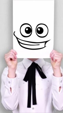 Portre, gencin elinde heyecanlı bir gülücük çizimi, animasyon, yüzü kaplanmış beyaz kağıt çarşaf vardı. Hayal gücü, yaratıcılık, başarılı fikir konsepti. işletme, eğitim.