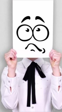 Portre, genç elinde beyaz kâğıt çarşaf, korkmuş gülücük çizimi, animasyon, yüzü örtülü. Hayal gücü, yaratıcılık, başarılı fikir konsepti. işletme, eğitim.