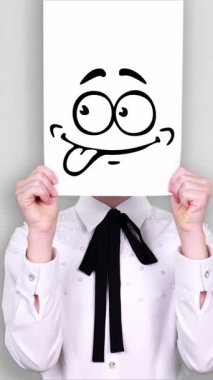 Portre, gencin elinde beyaz kâğıt çarşaf, edepsiz çizimler, animasyonlar ve yüzü kaplayan yüzler var. Hayal gücü, yaratıcılık, başarılı fikir konsepti. işletme, eğitim.