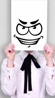 Portre, gencin elinde sinsi gülücük çizimleri, animasyonları ve yüzünü kaplayan beyaz kâğıt çarşaf vardı. Hayal gücü, yaratıcılık, başarılı fikir konsepti. işletme, eğitim.