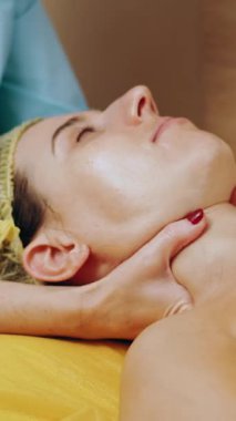 Yaşlanma karşıtı kozmetoloji. Yüz masajı. Kadın güzellik kliniğinde yüz bakımı ve yüz bakımı için yüz masajı yaptırıyor ve cilt bakımı yaptırıyor. Cilt bakımı, kadınlar için kozmetik prosedürleri.