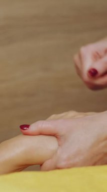 Kozmetoloji, yüz bakımı prosedürleri. Yakın plan. Bir kadının yüzünde altın aljinat kozmetik maske kullanma prosedürü. Yaşlanma karşıtı kozmetikler.