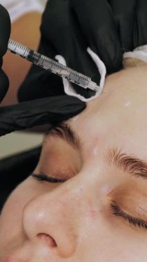 Güzellik iğnesi. Yaşlanma önleyici iğneler. Botulinum terapisi. Yüz tazeleme. Doktor güzellik iğneleri yapıyor. Kolajen enjeksiyonları. Güzellik konsepti.