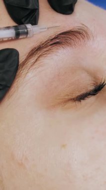 Güzellik iğnesi. Yaşlanma önleyici iğneler. Botulinum terapisi. Yüz tazeleme. Doktor güzellik iğneleri yapıyor. Kolajen enjeksiyonları. Güzellik konsepti.