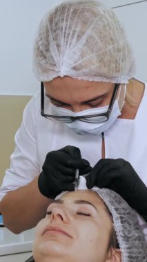 Güzellik iğnesi. Yaşlanma önleyici iğneler. Botulinum terapisi. Yüz tazeleme. Doktor güzellik iğneleri yapıyor. Kolajen enjeksiyonları. Güzellik konsepti.