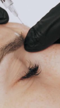 Güzellik iğnesi. Yaşlanma önleyici iğneler. Botulinum terapisi. Yüz tazeleme. Doktor güzellik iğneleri yapıyor. Kolajen enjeksiyonları. Güzellik konsepti.