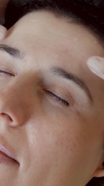 Ameliyat mı? Güzellik iğnesi. Yaşlanma önleyici iğneler. Botulinum terapisi. Yüz tazeleme. Doktor, hastanın alnına güzellik iğneleri için işaretler yapıyor. Kolajen enjeksiyonları.