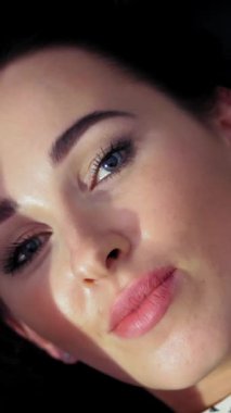 Uzun esmer saçlı genç bir kadın. Güzel bayan poz veriyor. Portre, yakın plan..