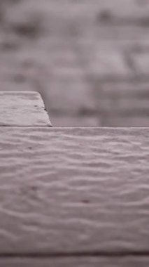 Sağanak yağmur, duş, büyük damlalar sokak fayanslarına damlıyor. Islak zemine yağmur damlası, asfalta şiddetli yağmur damlaları. Şiddetli yağmur altında su birikintileri