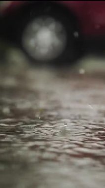 Yağmur, su birikintileri. Otoparka yağmur yağıyor. Yakın plan. Yağmur damlaları yağmur fırtınası sırasında su birikintilerine ve kabarcıklara düşer. yaz yağmurları.