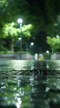 Şehirde yağmur yağıyor. Sualtı yolu. İyi geceler. Yağmur damlaları.