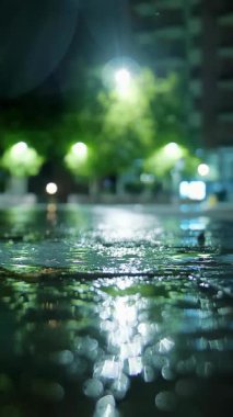 Şehirde yağmur yağıyor. Sualtı yolu. İyi geceler. Yağmur damlaları.