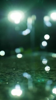 Şehirde yağmur yağıyor. Sualtı yolu. İyi geceler. Yağmur damlaları. Yakın plan..
