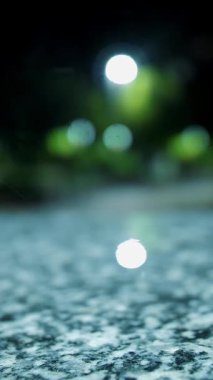 Yağmur. Gece yağmur yağacak. Hafif yağmur. Yağmura yakın çekim. Su birikintisi Su birikintisi. Sualtı yolu. Şehir kaldırımında ışık yansıyan su birikintisi. İyi geceler. Geceleri şehir. Sokak lambası.