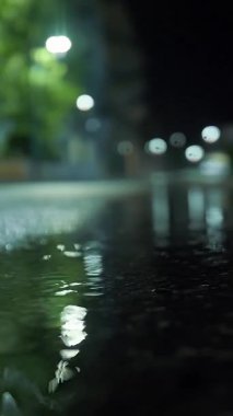 Şehirde yağmur yağıyor. Sualtı yolu. İyi geceler. Yağmur damlaları. Yakın plan..