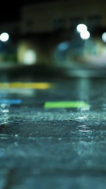 Şehirde yağmur yağıyor. Sualtı yolu. İyi geceler. Yağmur damlaları.