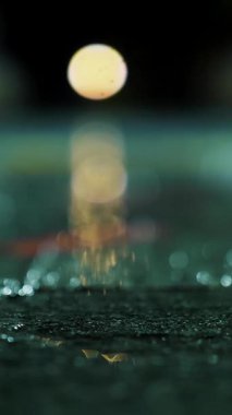 Şehirde yağmur yağıyor. Sualtı yolu. İyi geceler. Yağmur damlaları. Yakın plan..