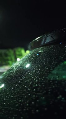 Yağmur damlalarında araba camı. Şehirde yağmur yağıyor. Sualtı yolu. İyi geceler. Yağmur damlaları. Yakın plan..