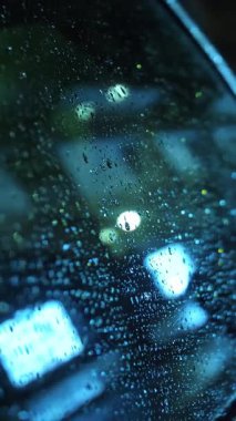 Yağmur damlalarında araba camı. Şehirde yağmur yağıyor. Sualtı yolu. İyi geceler. Yağmur damlaları. Yakın plan..