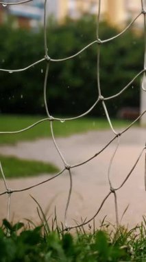 Futbol sahasında Yağmurlu Gün: Islak Ağ Arasında Görünüm