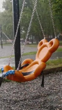Çocuk parkında Yağmurlu Gün: Sessiz Park 'ta Boş Salla ve Islak Atmosfer