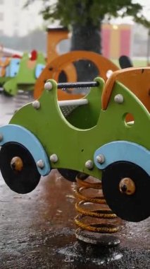 Renkli Bahar Sürücüsüyle Çocuklar Bahçesinde Yağmurlu Gün