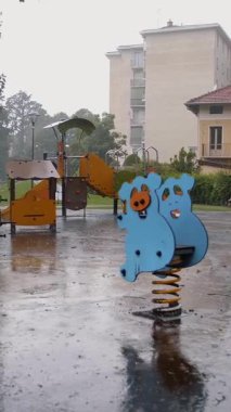 Kentsel Ayarlardaki Renkli Çocuklar Bahçesinde Yağmurlu Gün
