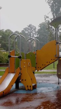 Boş Renkli Ekipmanlı Yağmurlu Gün Oyun Sahası