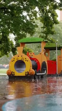 Şehir Parkındaki Renkli Çocuklar Oyun Alanında Yağmurlu Gün