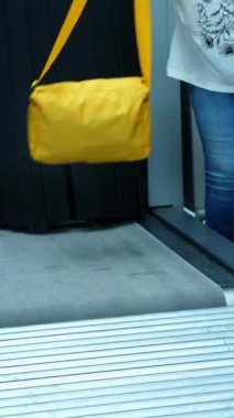 yakın çekim. yolcu çanta almak, Bagaj konveyör bant, üzerinden x-ray Bagaj tarayıcı, geçtikten sonra atın havaalanında.