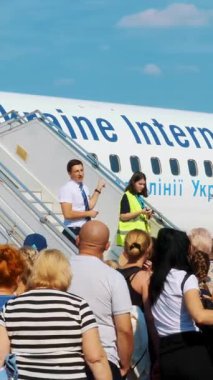 Havaalanı Boryspil, Ukrayna - 24 Ekim 2018: açık havada, yolcu uçağı yol açın bekliyor. Stewart bir şey insanlar için yüksek sesle bildirmek. hazırlanıyor yolcu yatılı için. yaz güneşli gün.