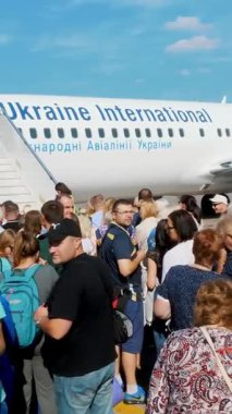 Havaalanı Boryspil, Ukrayna - 24 Ekim 2018: açık havada, yolcu uçağı yol açın bekliyor. Onlar uçak yatılı için hazırlanıyoruz. yaz güneşli gün.