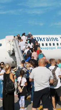 Havaalanı Boryspil, Ukrayna - 24 Ekim 2018: açık havada, yolcu uçağı yol üzerinde açın bekliyor. Onlar uçak yatılı için hazırlanıyoruz. Ukrayna Uluslararası havayolları. yaz güneşli gün.